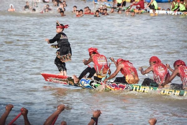 Indonesian Child’s Viral Fame Boosts Boat Race Tourism